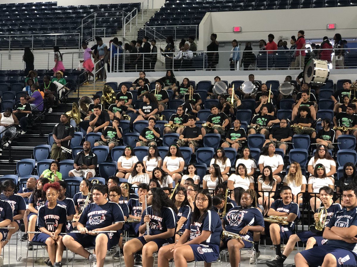 hisdhoy's tweet photo. Los estudiantes de Secundaria de HISD están llegando ahora para dar inicio a #CapLit ¡Las bandas de @BellaireHigh @WaltripRam @WHS_HUSKIES están aquí para ayudar con la celebración! #CampLit #EscuelaDeVerano https://t.co/0WPYME8l2f