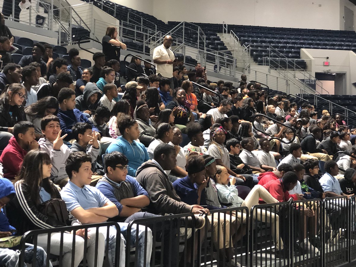 hisdhoy's tweet photo. Los estudiantes de Secundaria de HISD están llegando ahora para dar inicio a #CapLit ¡Las bandas de @BellaireHigh @WaltripRam @WHS_HUSKIES están aquí para ayudar con la celebración! #CampLit #EscuelaDeVerano https://t.co/0WPYME8l2f