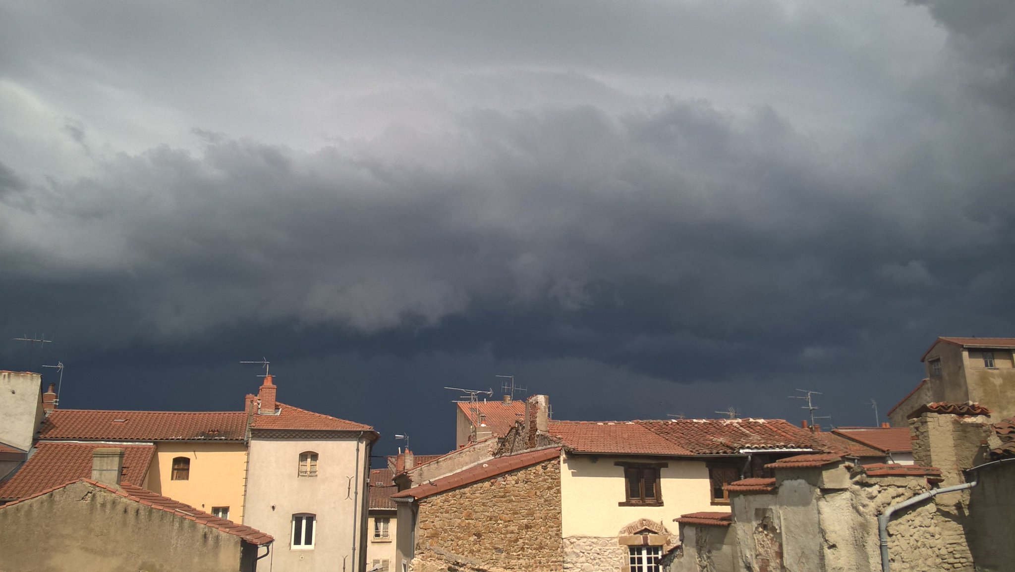 #Cellule #orageuse en approche sur #Brioude avec #arcus https://t.co/MbIFuJxPDW