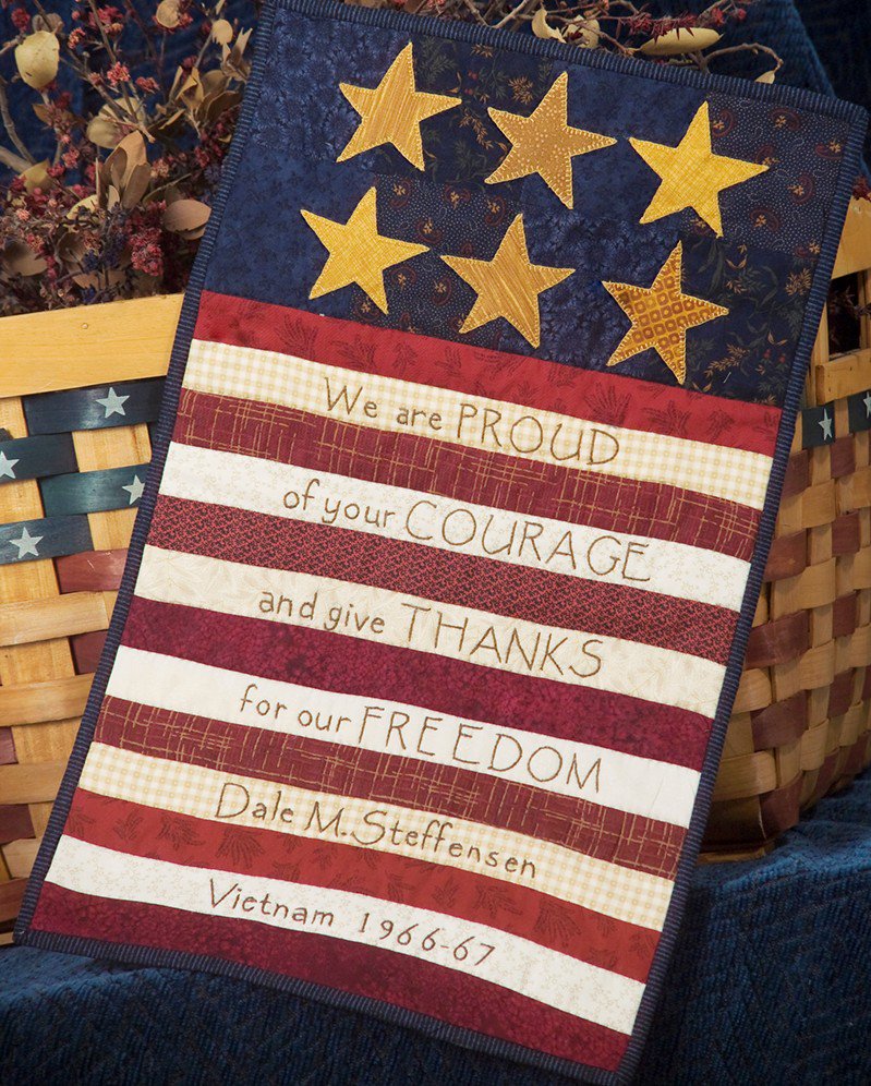 spoolady's tweet image. The 4th of July is right around the corner, if you have favorite vet, honer them with a little quilt with their dates of service. chickadeehollowdesigns.com
#Verteransday #4thofjuly #honerthem, #Flagsofhoner #miniaturequilt