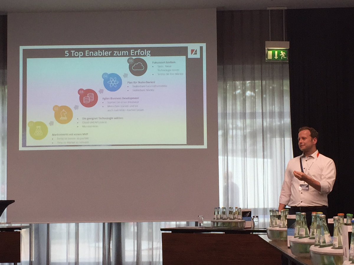commercetools's tweet image. Vom MVP über die Auswahl geeigneter Technologie bis hin zu Skalierbarkeit: Robert Queck von @Arithnea eröffnet mit den „Top 5 Enablern zum agilen Business-Development“ unseren Roundtable in Düsseldorf. #speedboot