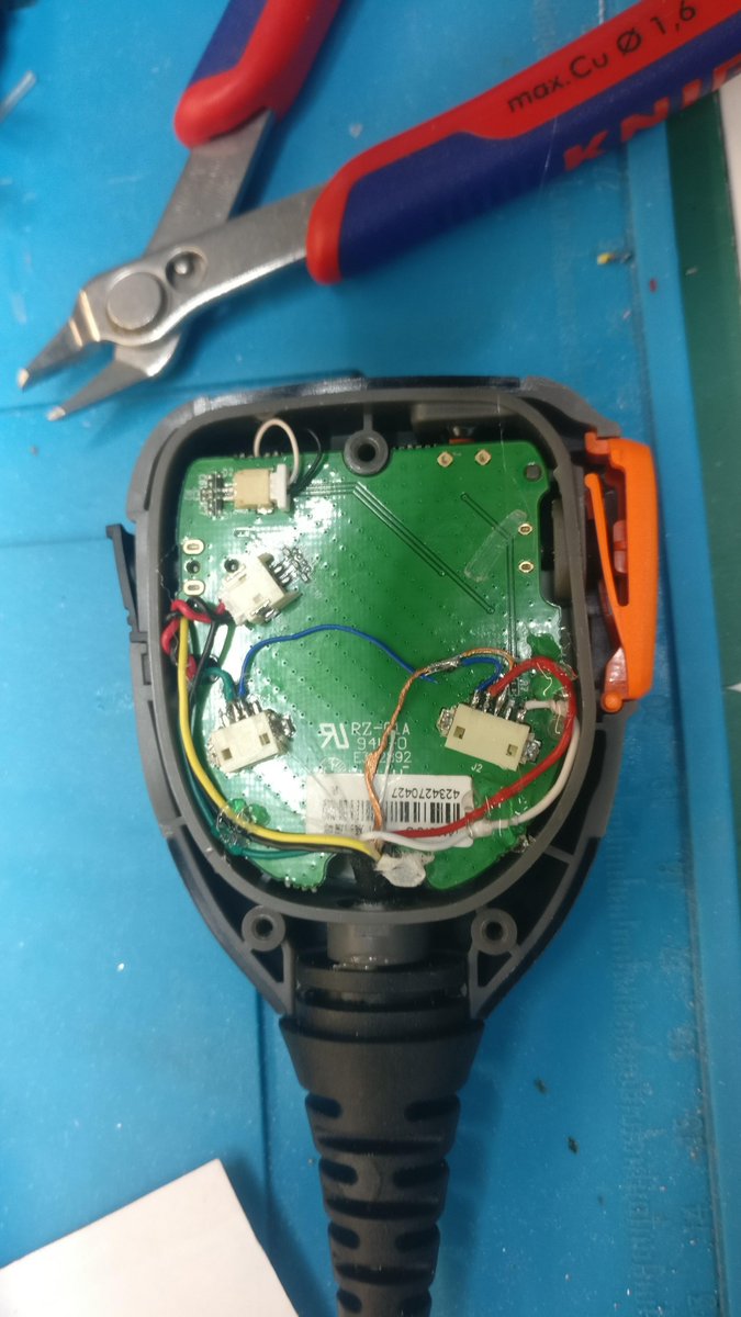 kitt1977's tweet photo. #hytera SM26N2 mod for use with #kenwood style jack connector fits #retevis #tytera #baofeng  #hamradio #dmr #electronics  altough audio volume is a bit on the low site ... speaker seems to measure 20 ohm .. https://t.co/OTH1OvUecW