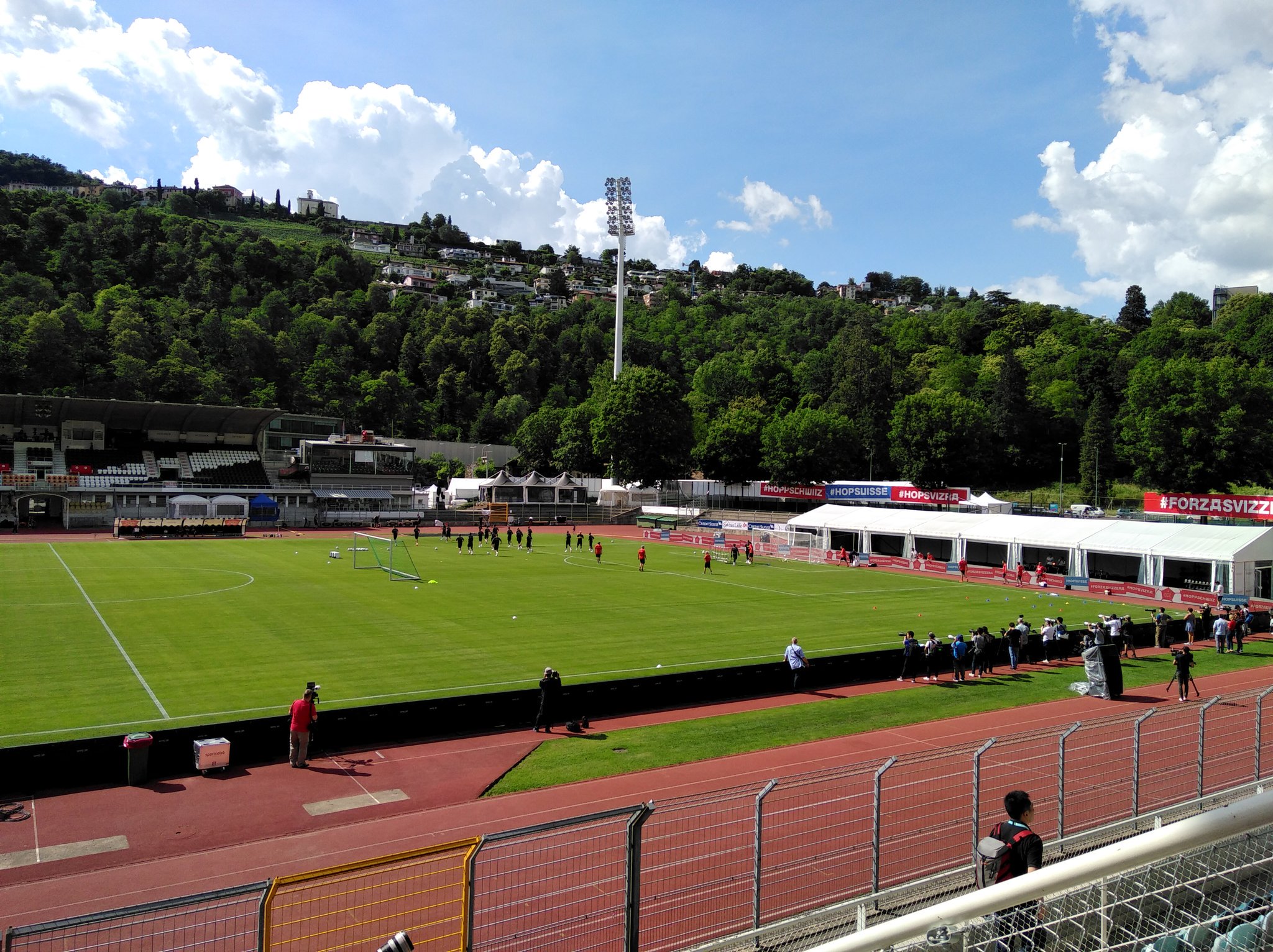 Legendsstadium スイス代表練習スタート 収容人数約6000のスタディオ コルナレド 打ちっぱなしコンクリートの立ち見席と古い座席 のどか ここで代表戦 最高 これから新しい多目的スタジアムが出来るようで そっちはスイススーパーリーグやuefaの