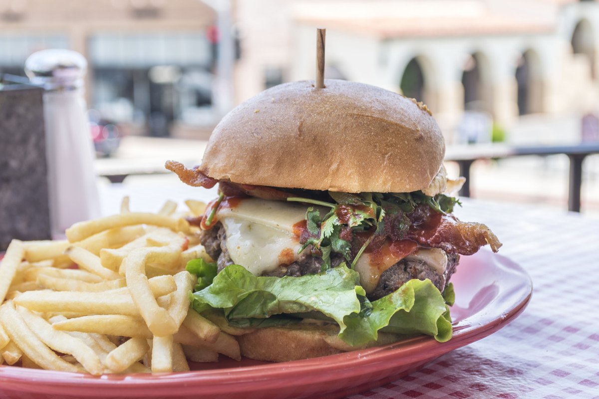 Pair your next burger with live music! Stop by #SkyRanchSJC to enjoy the contemporary tunes of @tomsolis_music TONIGHT from 6-8 pm.