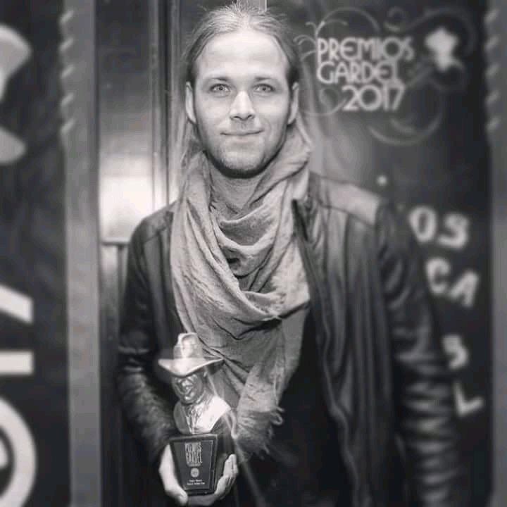 AMADEISTAS's tweet photo. AYER HACE UN AÑO #VIDALEJANA 💿 ERA PREMIADO COMO MEJOR ALBUM ARTISTA NUEVO POP EN LOS #PREMIOSGARDEL !!! @benjaminamadeo 👏🏽🎶 https://t.co/vQh633mRga
