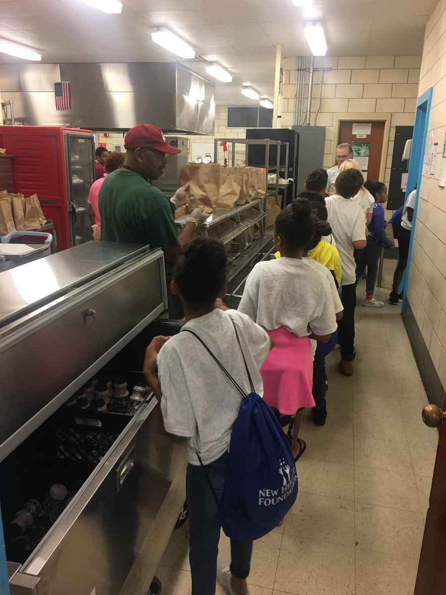 HCPSSummerLearn's tweet photo. Thankful for free nutritious meals provided by our LPMS staff and the USDA CEP program. #fedbelliesarehappybellies #STEAMintoAcademicsSummer #summerlearning @LaurelParkMS @hcps_va @NewHeightsInfo @MHCAfter3 @STEM_HenryCoVA https://t.co/QpjqobrrYD