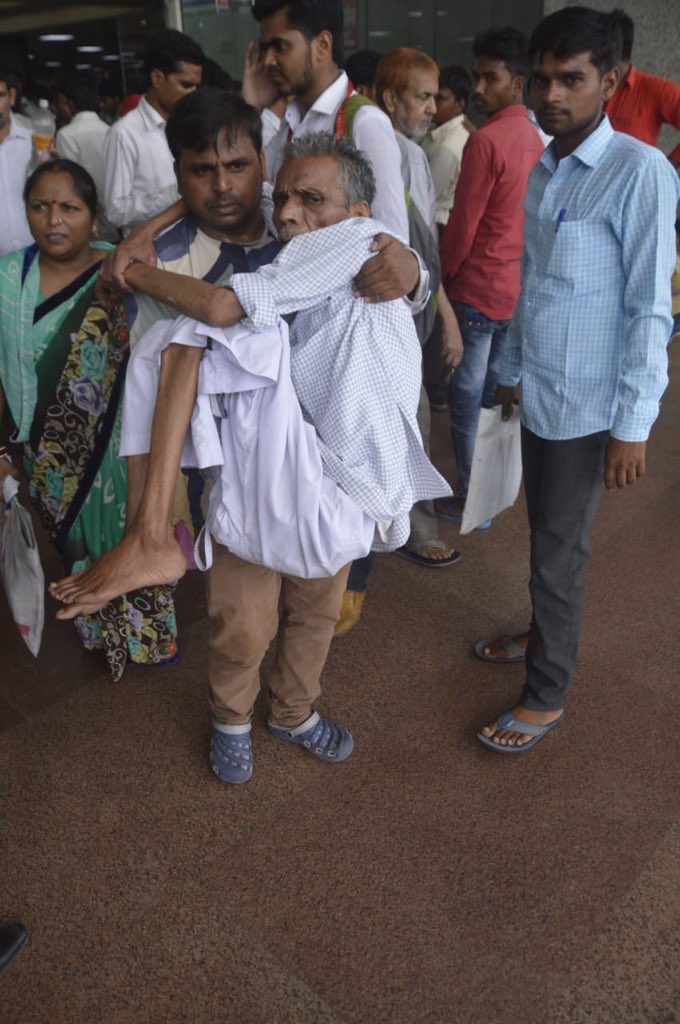 BhimArmyChief's tweet photo. यह तस्वीरें देखकर आप और मै शर्मिंदा हो सकते है पर शायद ही यूपी के हैल्थ मिनिस्टर को शर्म आये। अगर शर्म आती होती तो यह बुज़ुर्ग स्ट्रेचर पर होते और आक्सीजन सिलेंडर हाथ मे लेकर यह युवक ना भटक रहा होता।@mpchalia @VMSonara 
#बदहाल_यूपी https://t.co/WAn81NWzVY
