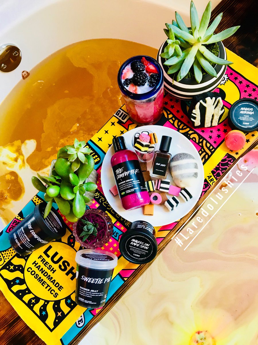LaredoLushies's tweet photo. Yummy bath! Follow us on Instagram  @laredolushies for more bath cocktails!♥️😍😘 #lush #lushcosmetics #bathart #bathtray #bathcaddy #lushkitchen #lushlabs #beauty #bathing #bubblebath #relax https://t.co/qi2x3MQqbs