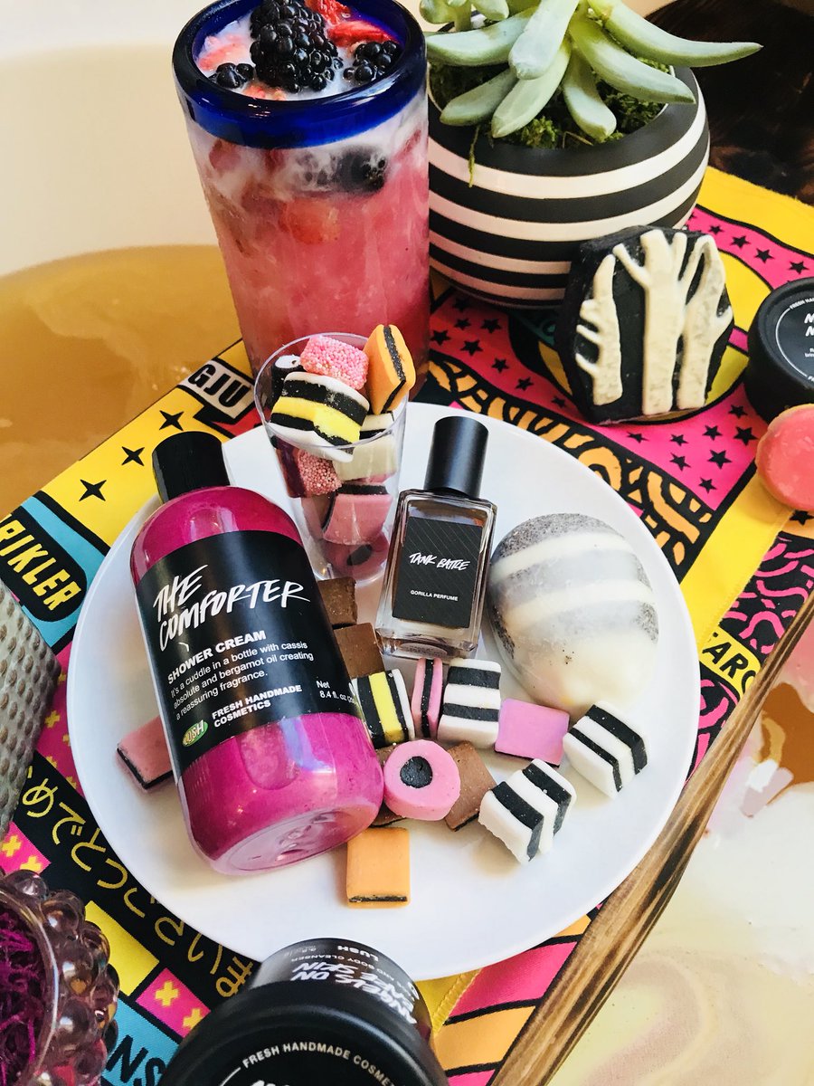 LaredoLushies's tweet photo. Yummy bath! Follow us on Instagram  @laredolushies for more bath cocktails!♥️😍😘 #lush #lushcosmetics #bathart #bathtray #bathcaddy #lushkitchen #lushlabs #beauty #bathing #bubblebath #relax https://t.co/qi2x3MQqbs