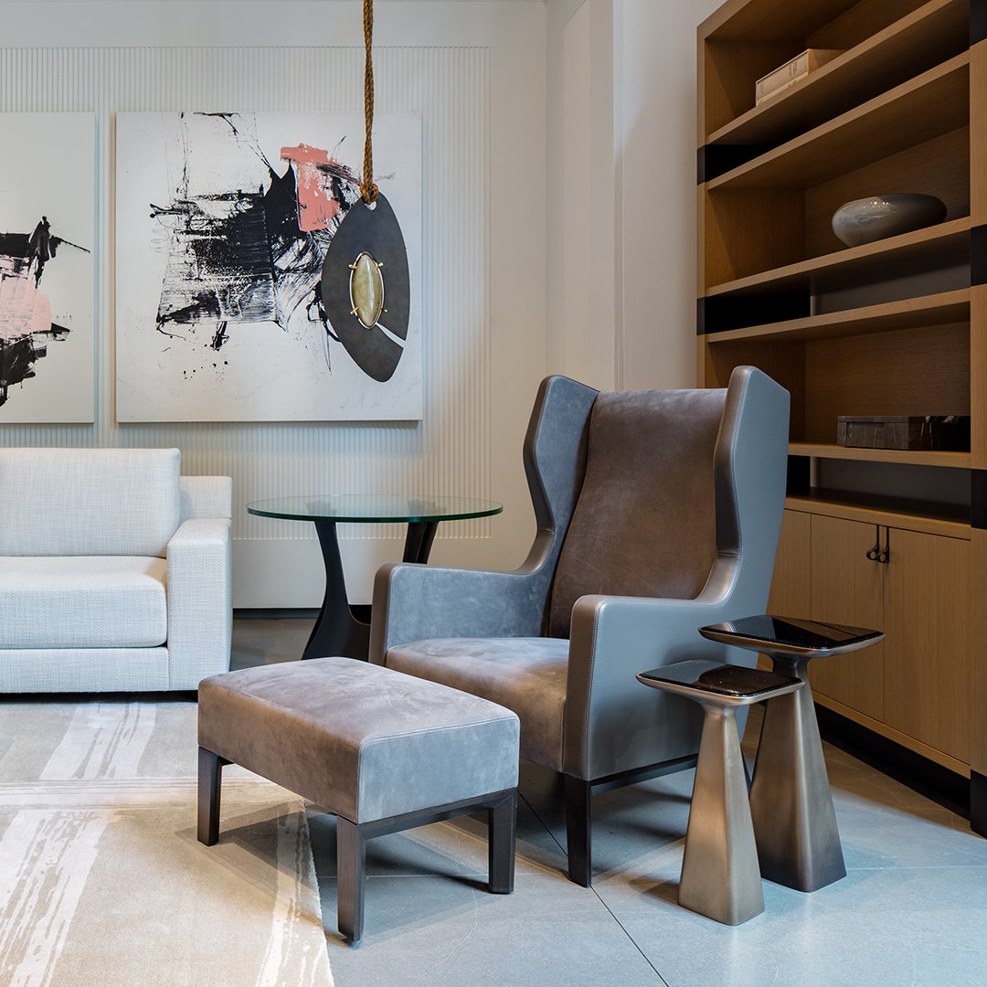 HollyHuntDesign's tweet photo. Polished to perfection the Goblet Table is gleaming in smooth, light bronze, this design is more than just a #table. Paired perfectly with our Darder Wingback Chair and Ottoman at the #HOLLYHUNT New York showroom.  #HOLLYHUNTNewYork #HOLLYHUNTStudio #adbuilding #chair #rug #art https://t.co/ZWv8FBkvqL