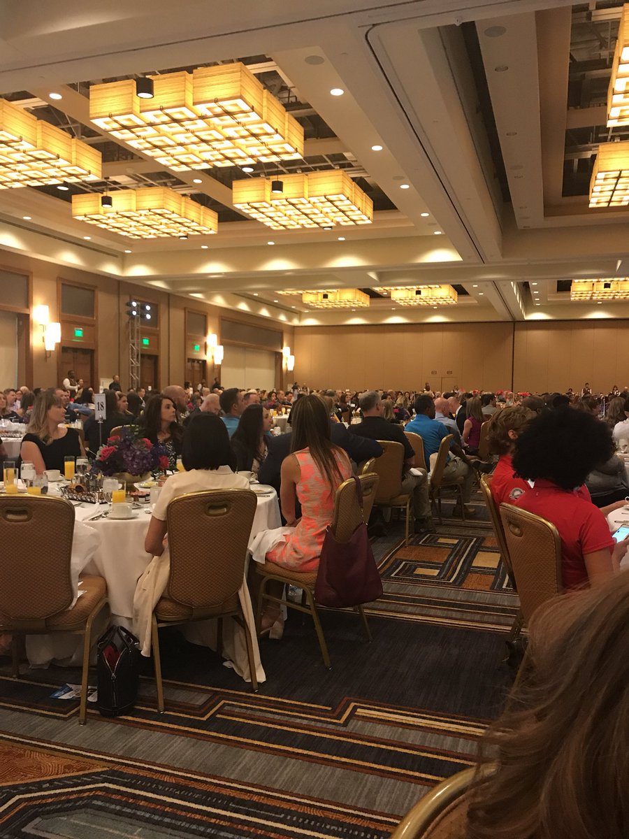 BestCompaniesAZ's tweet photo. Itโs beautiful to see so many people from top companies in Arizona representing their companies with pride! #topcompaniesaz #funworkplaces https://t.co/zVgH8mdNSj