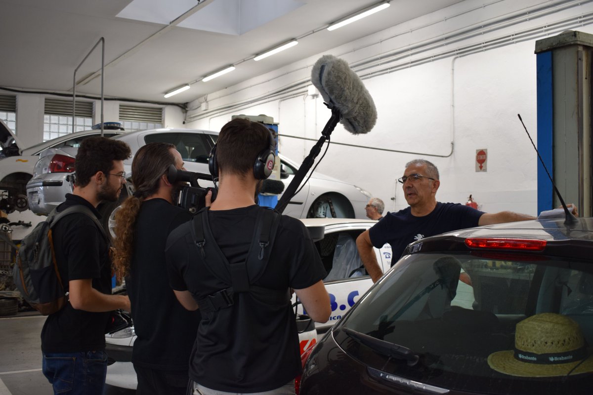 AutomovilesColl's tweet photo. Algo está pasando en @AutomovilesColl... ¿¿¿Por qué la tele persigue a nuestros mecánicos por todo el taller??? ¡Pronto lo sabréis! 👀#PróximamenteFamosos https://t.co/s0QcKYLjVZ