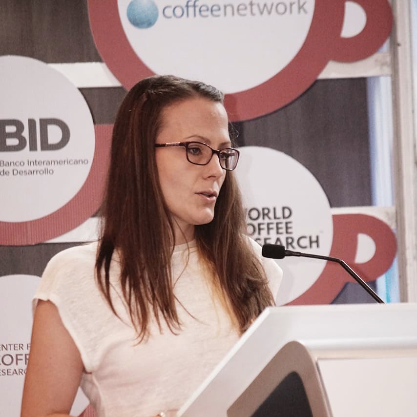 Taya Brown, la primera conferencista del programa de este dia! Fascinantes hallazgos de sus investigaciones científicas sobre el factor social en el cultivo del café #CienciasdelCafé #El Salvador #CumbreMundialCienciasdelCafé