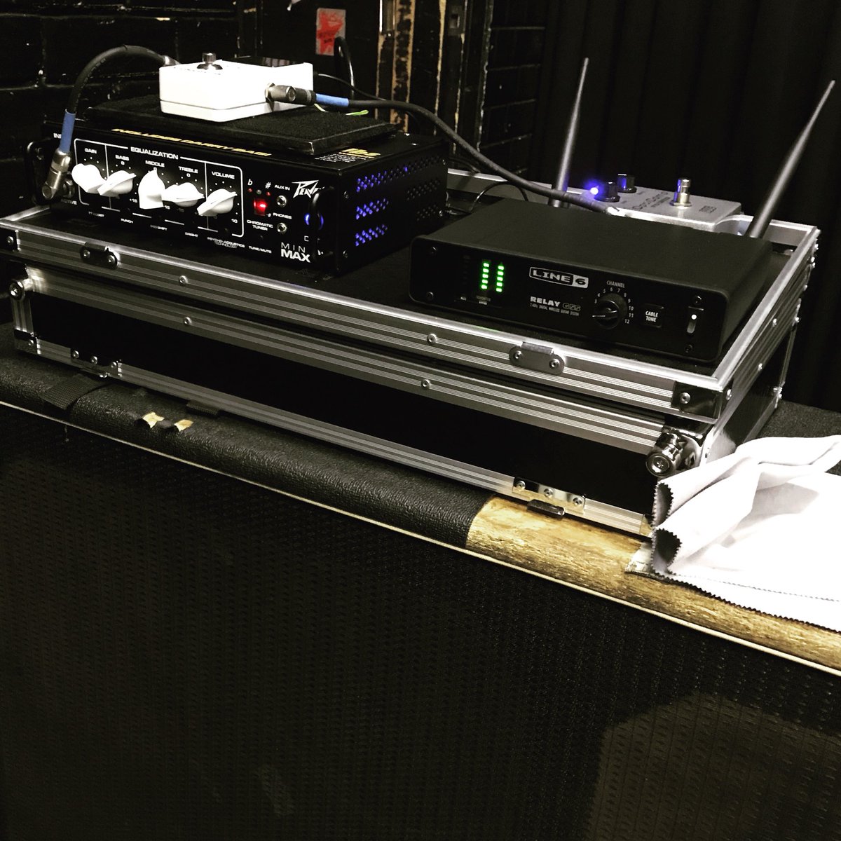 YOU_official's tweet photo. 最近久々にラックを組んだのだけど、また戻そうか悩む午前0時(★o^)ノ
#peavey #line6 #korg #tcelectronic #bassrigs #amprack #bassist #bassplayer https://t.co/aB0XnGOJnb