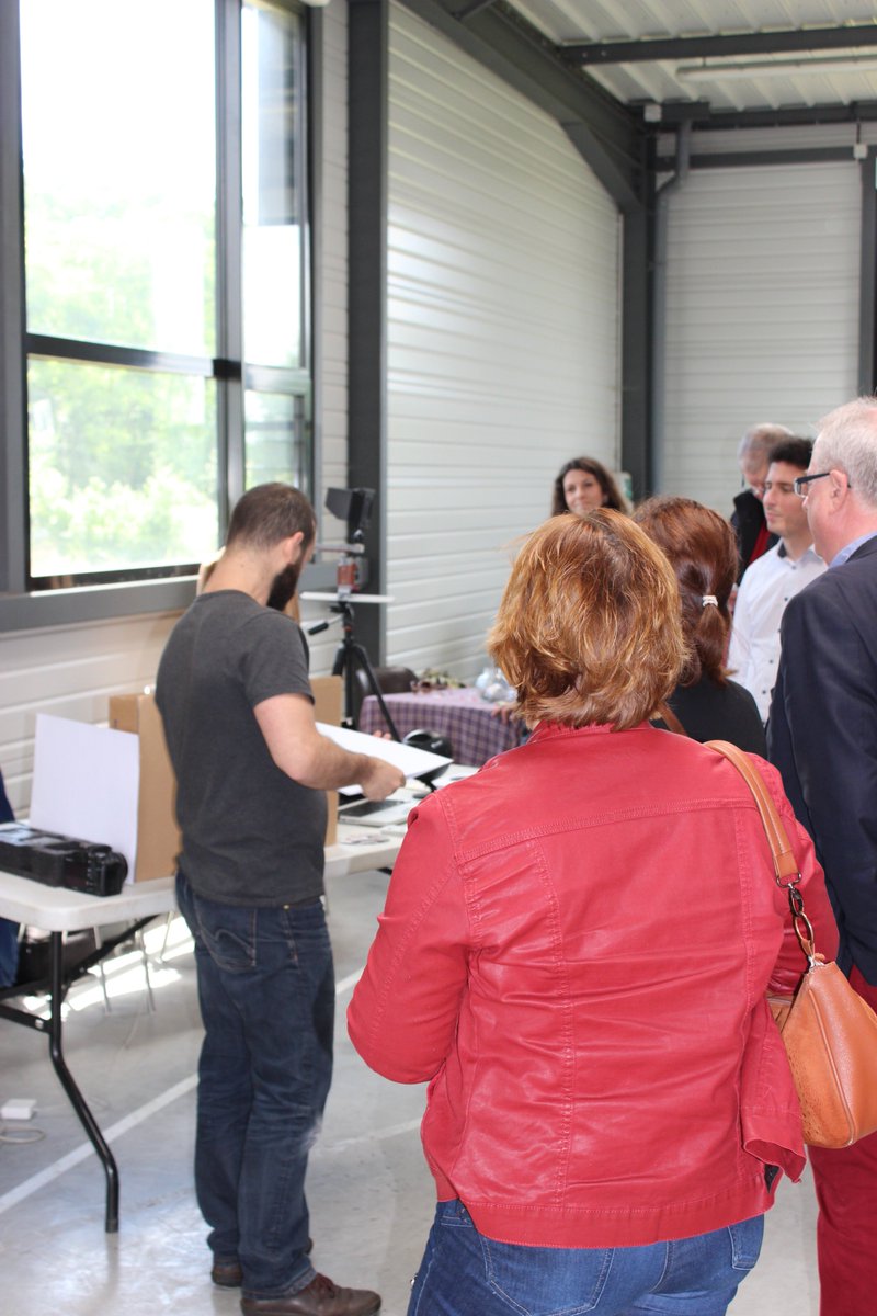 loirtech's tweet photo. Pour la première #FeteCoworking, #loirtech a profité d'un magnifique soleil pour présenter quelques facettes du collectif ;-) Merci à tous 🤩🤩@viaformation @PMBservices @sylvainchap @moulinsdepaillard @atelierfabrikka https://t.co/BW7R41CmKz