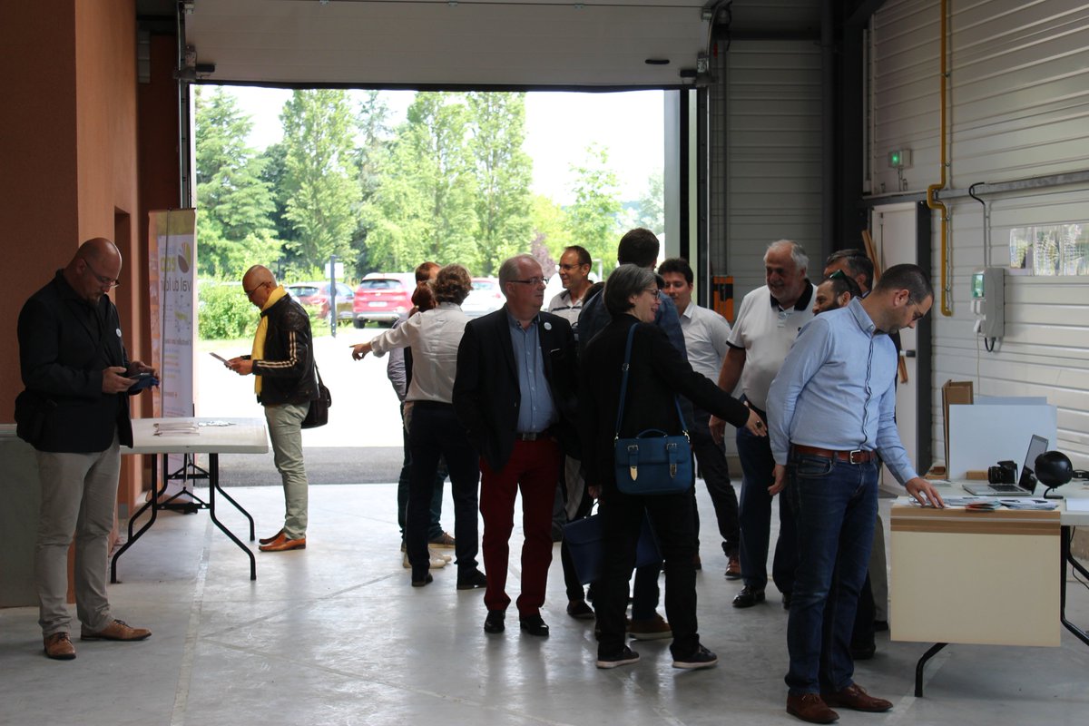 loirtech's tweet photo. Pour la première #FeteCoworking, #loirtech a profité d'un magnifique soleil pour présenter quelques facettes du collectif ;-) Merci à tous 🤩🤩@viaformation @PMBservices @sylvainchap @moulinsdepaillard @atelierfabrikka https://t.co/BW7R41CmKz