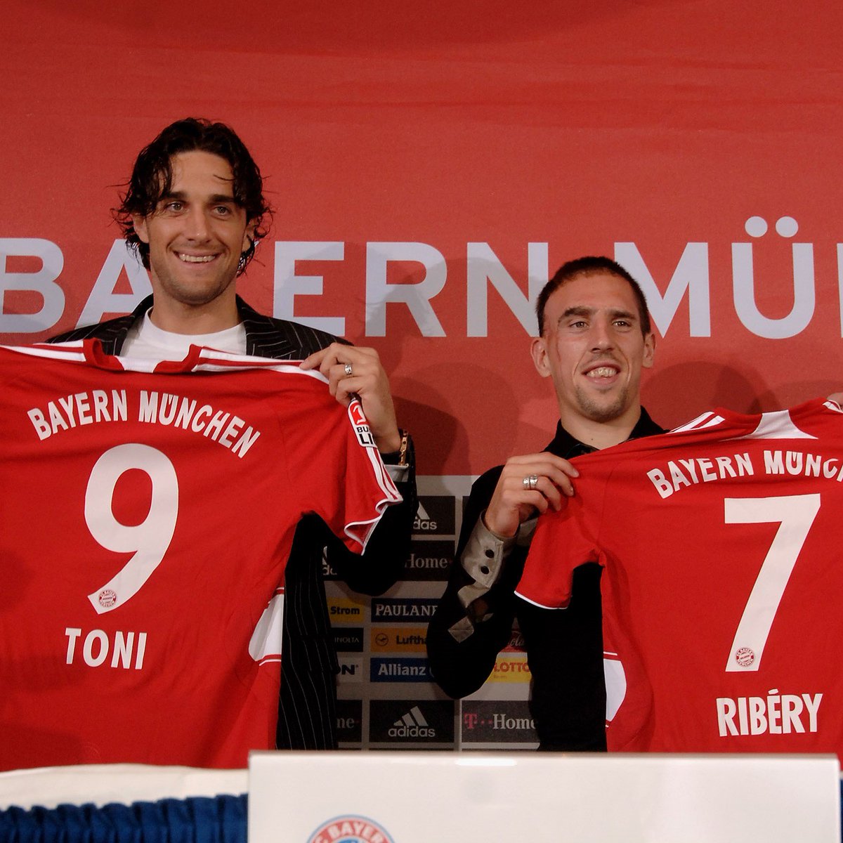 FCBayern's tweet photo. 👋👑 #OnThisDay - der Beginn einer Erfolgsgeschichte: 

Heute vor 1⃣1⃣ Jahren wurden Luca #Toni &amp; @FranckRibery offiziell vorgestellt. #FCBayern #MiaSanMia #ThrowbackThursday https://t.co/x1TrYZjG9z