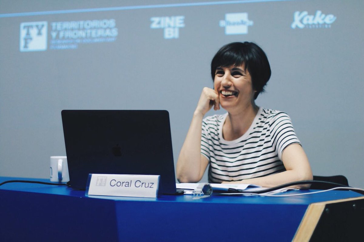 infoTYF's tweet photo. “Nacer y morir en la frontera: guiones de vida y ficción”. Coral Cruz: 'De una manera u otra siempre nos seguimos alimentando de lo que hemos vivido, pero llega un momento en el que toman control los personajes de la ficción y tus vivencias quedan en segundo plano'. #TYF2018 https://t.co/1C8zx9RFoS