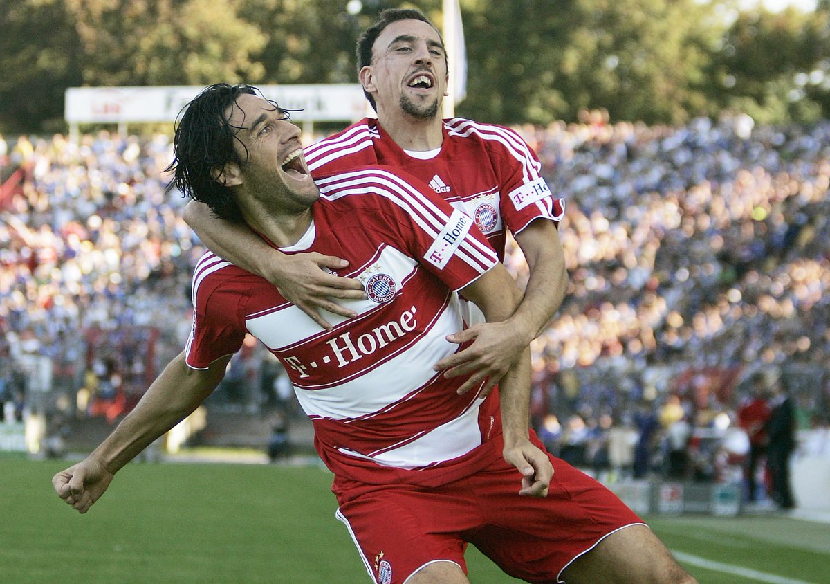 FCBayern's tweet photo. 👋👑 #OnThisDay - der Beginn einer Erfolgsgeschichte: 

Heute vor 1⃣1⃣ Jahren wurden Luca #Toni &amp; @FranckRibery offiziell vorgestellt. #FCBayern #MiaSanMia #ThrowbackThursday https://t.co/x1TrYZjG9z