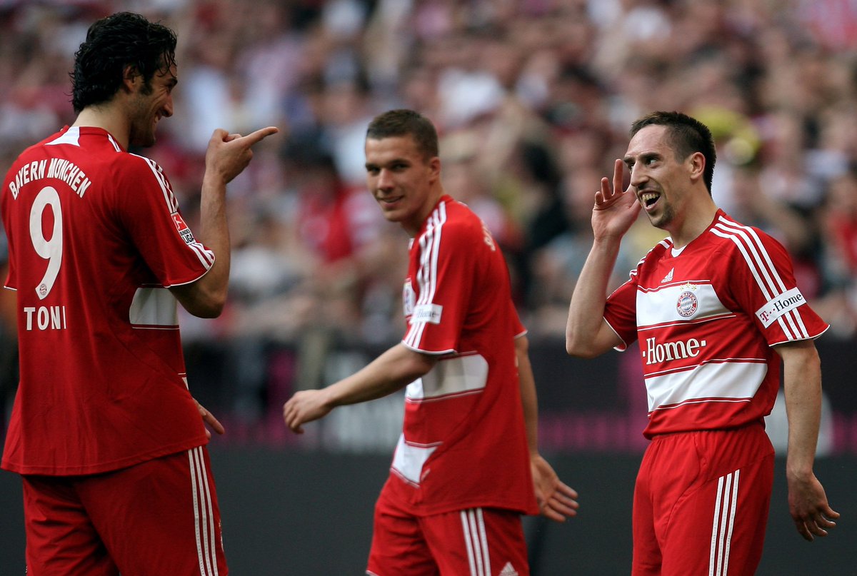 FCBayern's tweet photo. 👋👑 #OnThisDay - der Beginn einer Erfolgsgeschichte: 

Heute vor 1⃣1⃣ Jahren wurden Luca #Toni &amp; @FranckRibery offiziell vorgestellt. #FCBayern #MiaSanMia #ThrowbackThursday https://t.co/x1TrYZjG9z