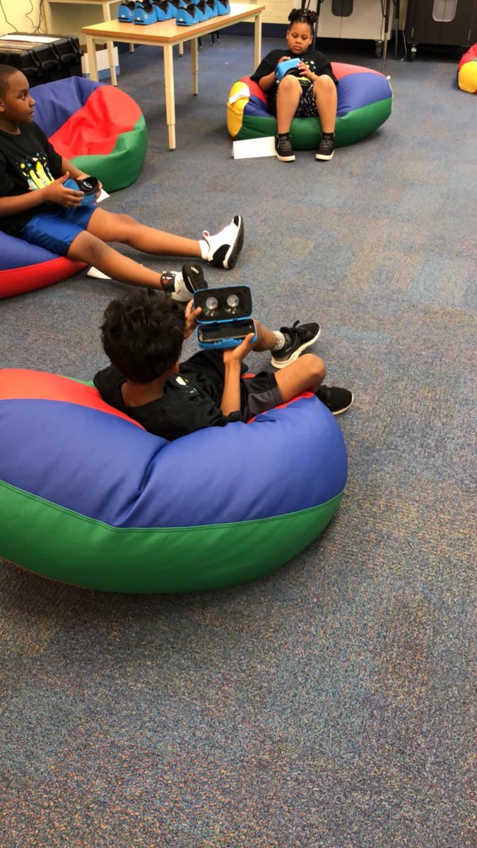nerissagee1's tweet photo. Green screen and virtual reality smash up! On expedition to the Galapagos! @BuggMagnet #BuggByDesign #buggexpo https://t.co/vMDQXDWTri
