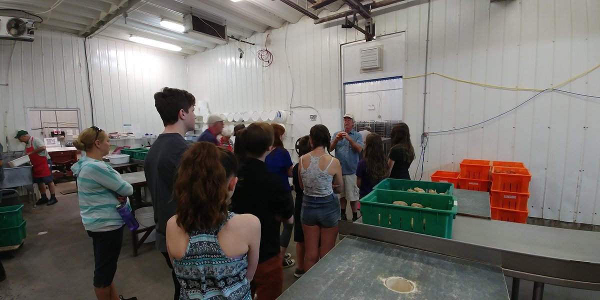 jnicolledu's tweet photo. Grade 8 @CHHS_76 leadership crew happy to be helping out Prairie Gleaners today! #sd76 https://t.co/Fa2Hn9TfKR