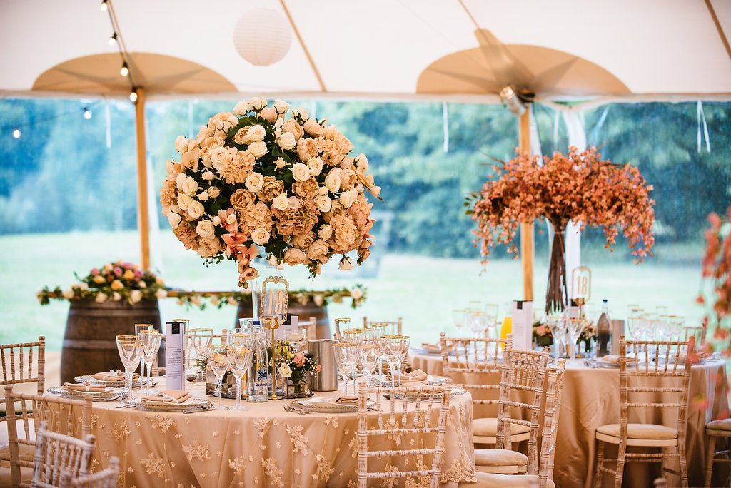 Paired with our Round Tables, our Chiavari Chairs are perfect for a romantic wedding! 🌸 Image by Johnny Dent