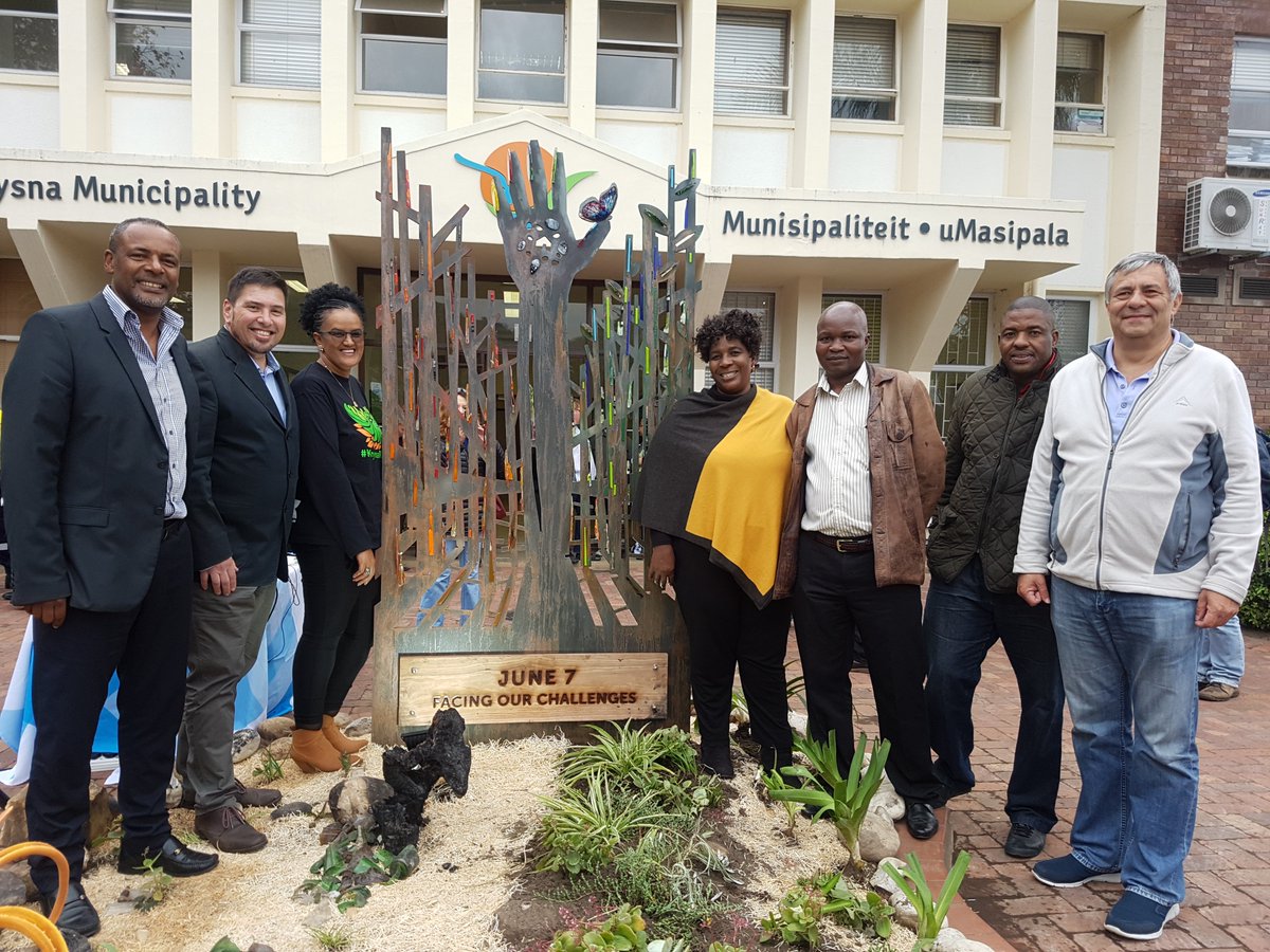 KnysnaMuni's tweet photo. #KnysnaFiresCommemoration today @ Knysna Municipality #Sculpture #KnysnaRises #OurKnysna Read full story:
https://t.co/8uWaiCnaqR @Knys_Guy @knysnatourism @knysna https://t.co/MiM8GRm8KB