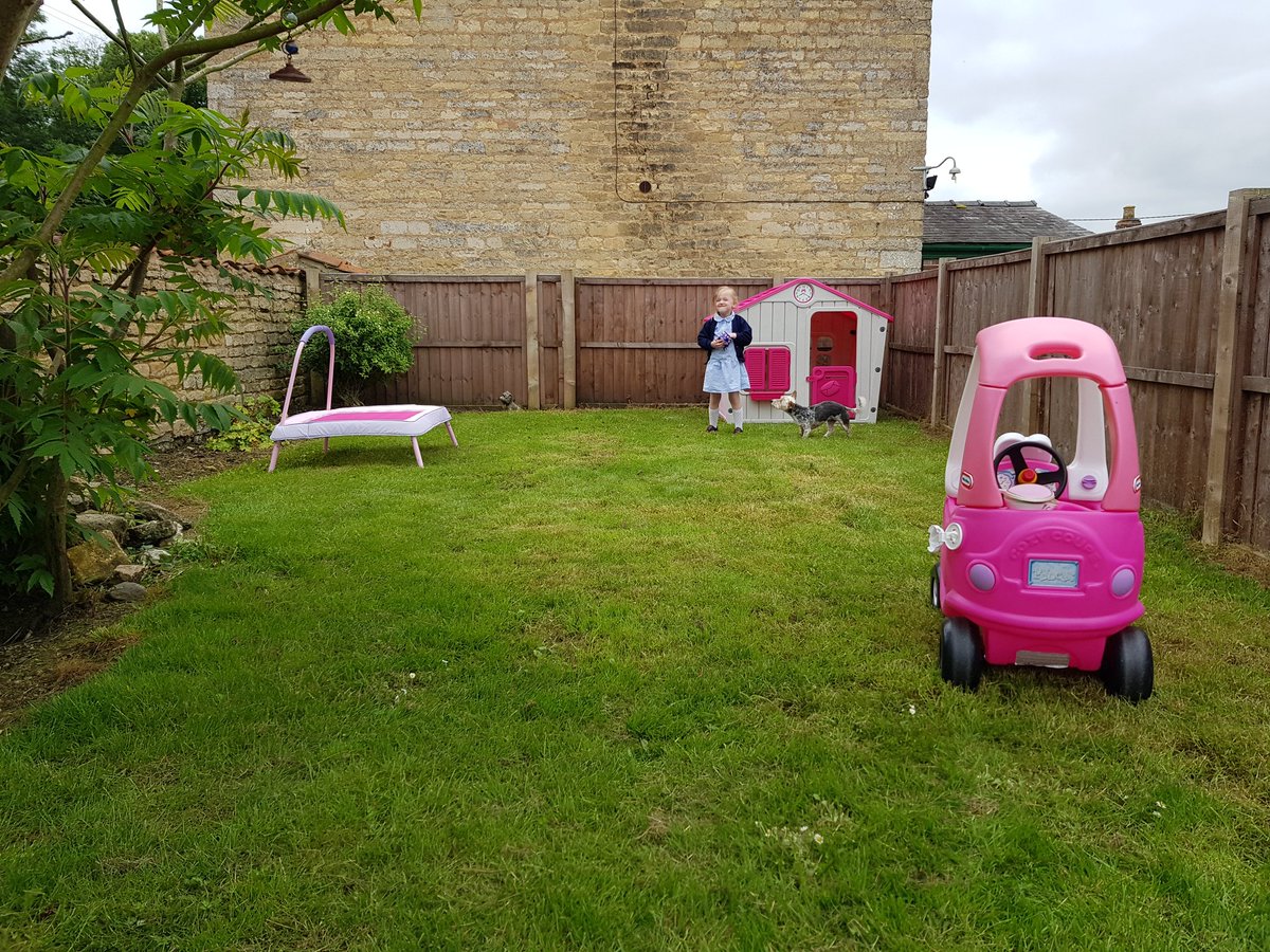 andyjread's tweet image. Afternoon people!! Ella has her own little raised garden area in the new gaff, she loves it!! #Newhome #ReadHouse #EllasGarden