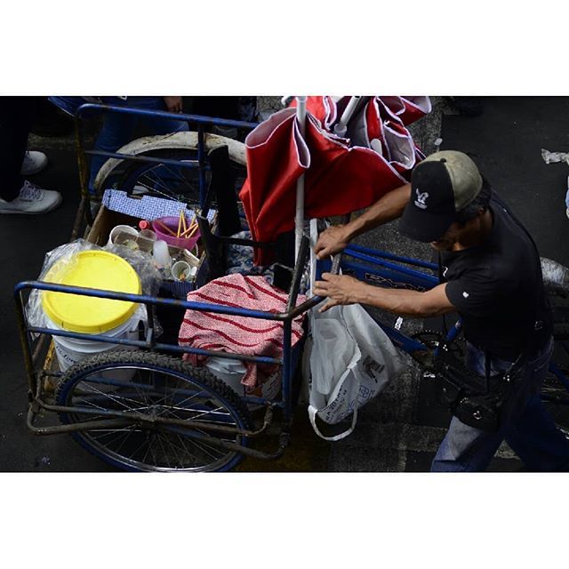 Xchtlpn's tweet photo. Este triciclo vendía patitas de pollo en Iztapalapa pero, con una amable sonrisa, ya se va.
#Mexico #working #trycicle #triciclo #photoseries #PhotoJournalism #TravelPhotography #colorphotography #MexicoInsideOut #ApproachMexico https://t.co/4z41h4Dnos https://t.co/VHSVF1YrlC