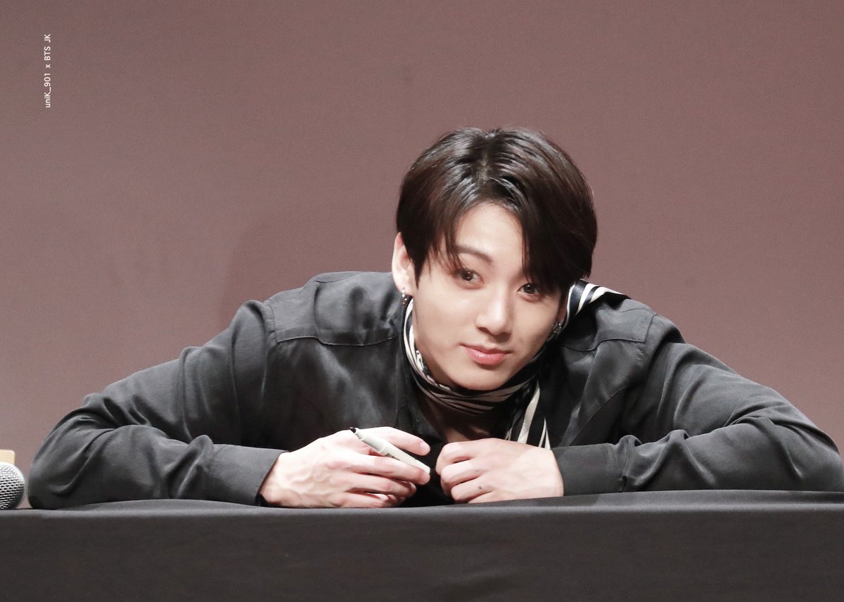 uniK_901's tweet photo. 180607 상암 팬싸인회 

Can't get out of it. 🥰
In Love💜

#방탄소년단 #정국 #꾹이 #황금막내 #BTS #JUNGKOOK #KOOKIE 
@BTS_twt https://t.co/p7PYyvXsoO
