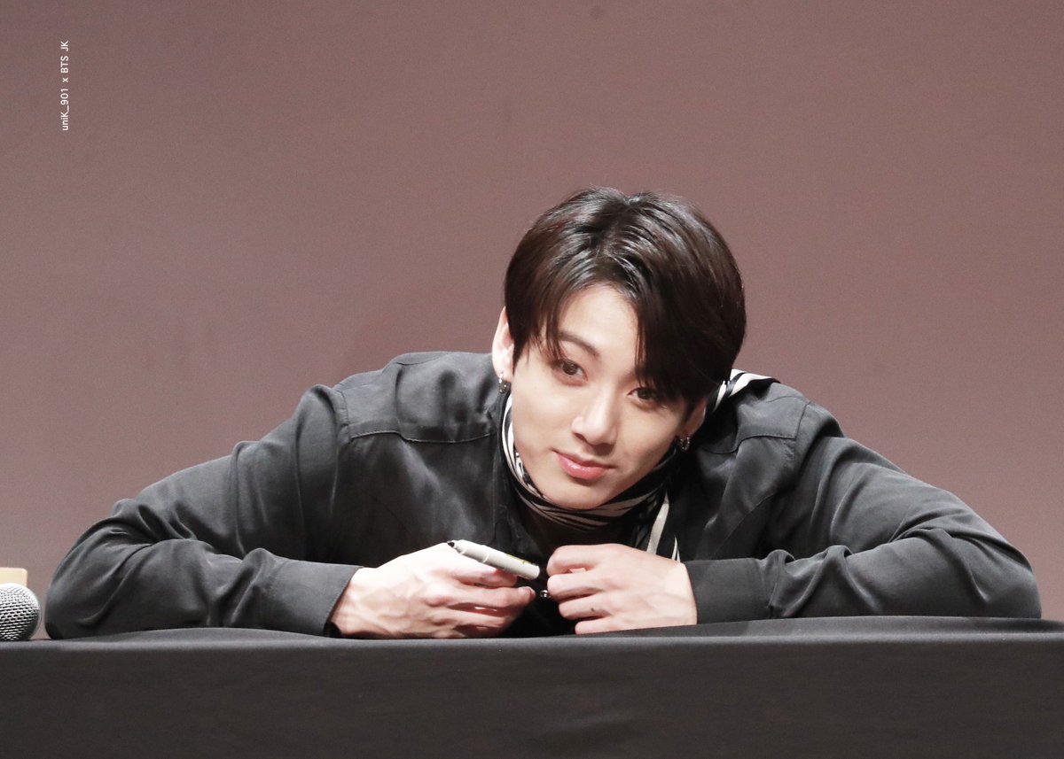 uniK_901's tweet photo. 180607 상암 팬싸인회 

Can't get out of it. 🥰
In Love💜

#방탄소년단 #정국 #꾹이 #황금막내 #BTS #JUNGKOOK #KOOKIE 
@BTS_twt https://t.co/p7PYyvXsoO