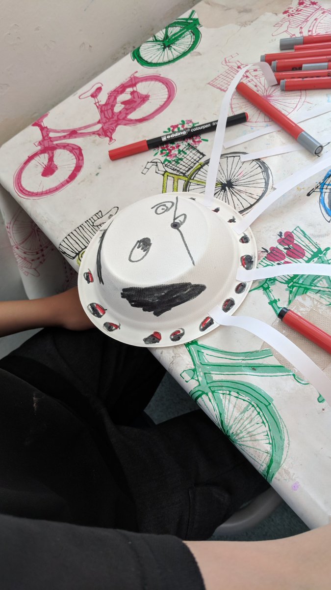 GHIL_ExtSchools's tweet photo. Making our paper bowl octopuses! https://t.co/8DjTnhOQwO