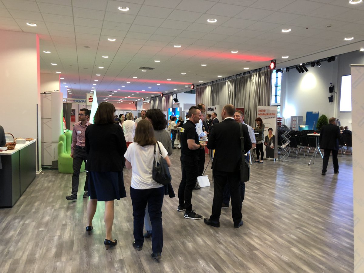 ITnet_TH's tweet photo. ITnet beim #erwicon 2018 mit einem kleinen Infostand. Auf dem Erfurter #Wirtschaftskongress wurden rund 450 Besucher gezählt. Interessante Gespräche und Workshops zum Thema „Fokus #Arbeitsmarkt – Kampf um jeden #Mitarbeiter“.👍 Thanks @batix.#ITnet #Thüringen #mittelstand #erfurt https://t.co/XXNK4yJdbb