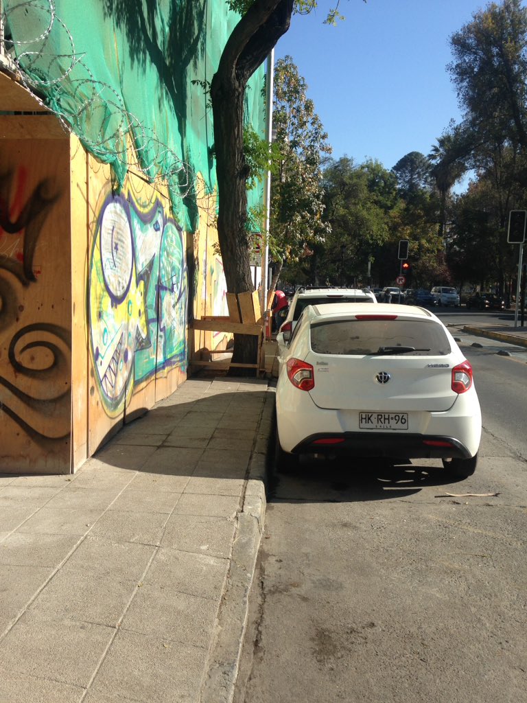 jhon_wells's tweet photo. Increíble que en una zona tan hermosa como lo es #parquebellasartes,  por una edificación que se comió en obra toda la vereda, le de prioridad al parqueo de autos y no al peatón, quiten ese trozo de parqueo, pongan unas señales y háganle vereda al peatón, #CaminandoAndo https://t.co/oX10phAJEj