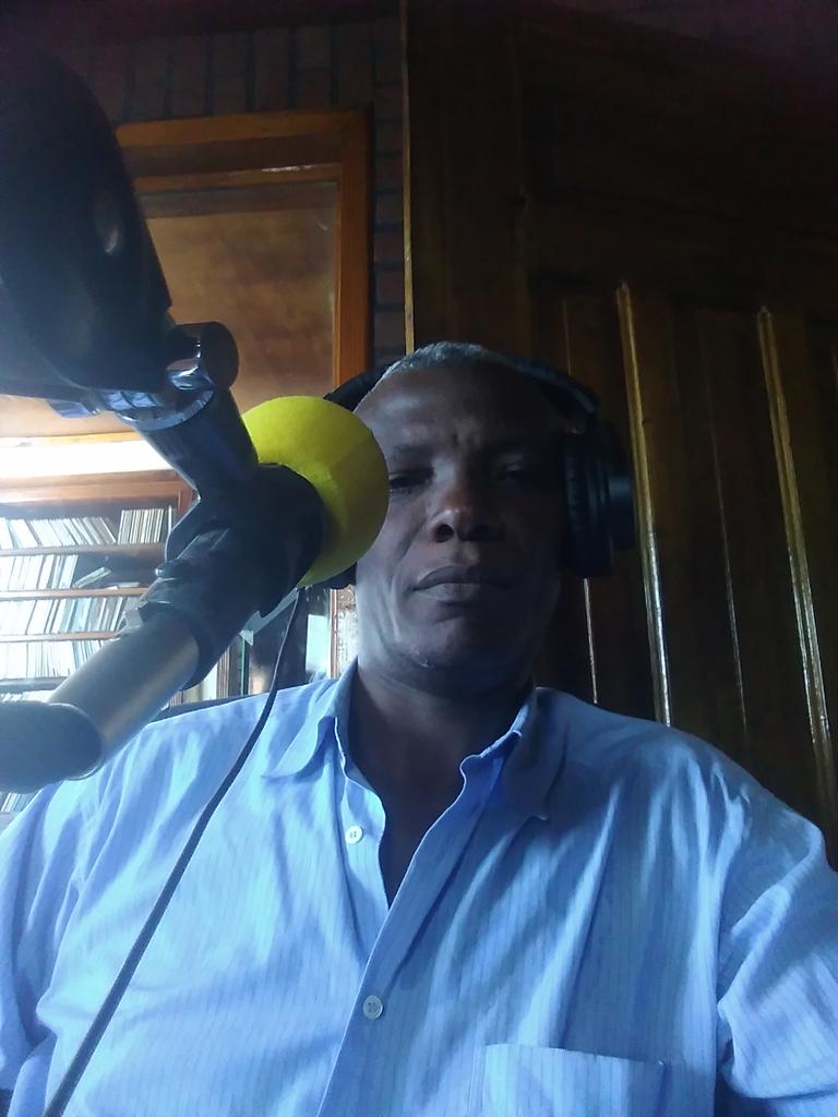 mudaimh's tweet photo. Jodia nou tè nn radio Nirvana nn vil okap Pou nou pale de yon " buste" nap fe pou maestro Ulrick Pierre Louis, nou pale tou de pwoje " musée d'art et d'instruments de musique haitienne MUDAIMH https://t.co/fIOcOJUYxZ