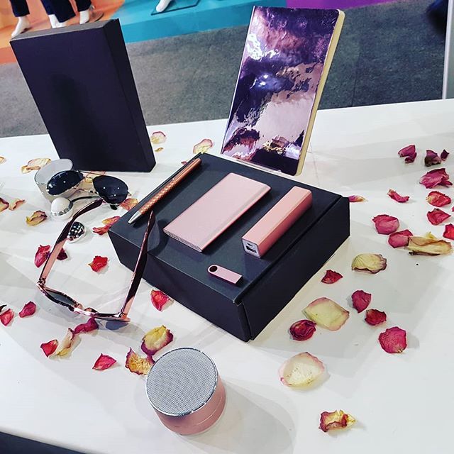 TheLifesWay's tweet photo. What a lovely collection of #RoseGold gift ideas @MadexExpo @MarkexSA #Markex2018 #Madex2018 #TheLifesWay #Photoyatra #aashishRai #Blogger #SocialMediaInfluencer #Johannesburg #SouthAfrica #GalaxyNote8 #DoBiggerThings #techJournalist #shotwithmygalaxy #CorporateGifting #Powe… https://t.co/Mi1F9O9OEm