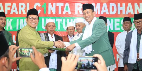 Cak Imin Kembali Dapat Mandat Ulama untuk Jadi Cawapres goo.gl/1eee1M <a href="/cakimiNOW/">A Muhaimin Iskandar</a> <a href="/DPWPKB_jogja/">#JOINCINTA</a> <a href="/pkb_news/">#JokowiMarufAmin</a> <a href="/Jkw_CakImin/">KORNAS JOIN 2019 🏛</a> <a href="/santripanglima/">JokowiAmin</a> @CirilongCity <a href="/daridesakedesa/">kawaldesa</a> @cw_cakra