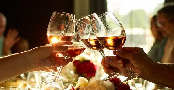 It's funny how 8 glasses of water a day seem impossible, but 8 glasses of wine can be done in one meal. buff.ly/2LmpOSS