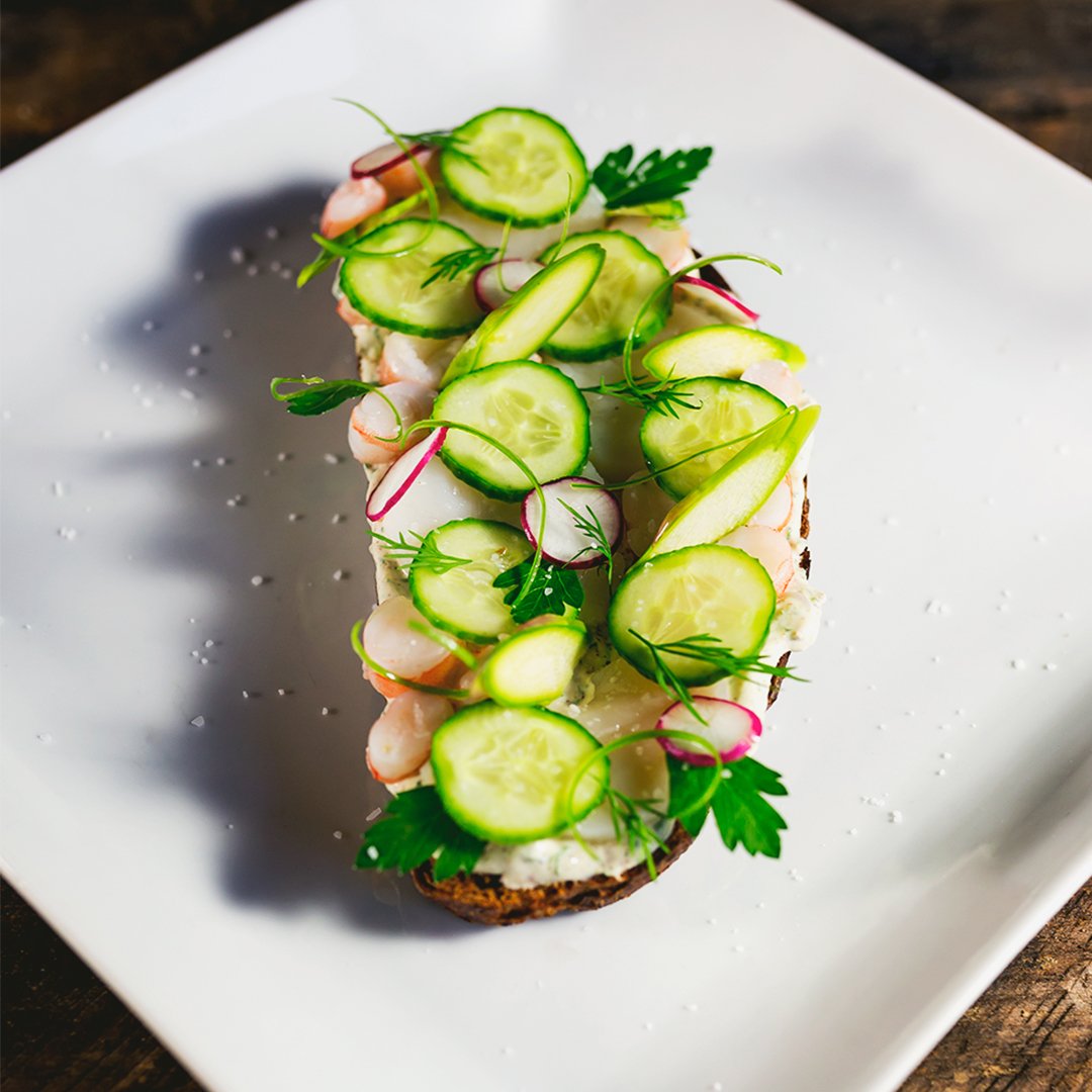 FairTradeCert's tweet photo. Make no mistake: this isn't your typical sandwich. It's smorrebrod. The Danish bread-&-spread combo layers veggies atop poached #FairTradeCertified scallops & shrimp, so that you can send extra money to fishermen with every bite. Recipe: https://t.co/e2mA7nJntA #SeafoodSwitch https://t.co/kbGMv1WwUJ