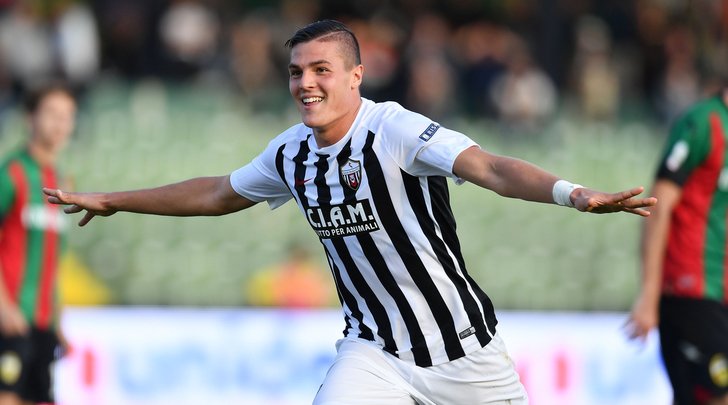 TifosiBN's tweet photo. #Juventus, #Favilli torna alla base: «All'#Ascoli 7,5 milioni» ➡️ https://t.co/IFVj8usWcr
#AndreaFavilli #Calciomercato https://t.co/EDycDT4vmI
