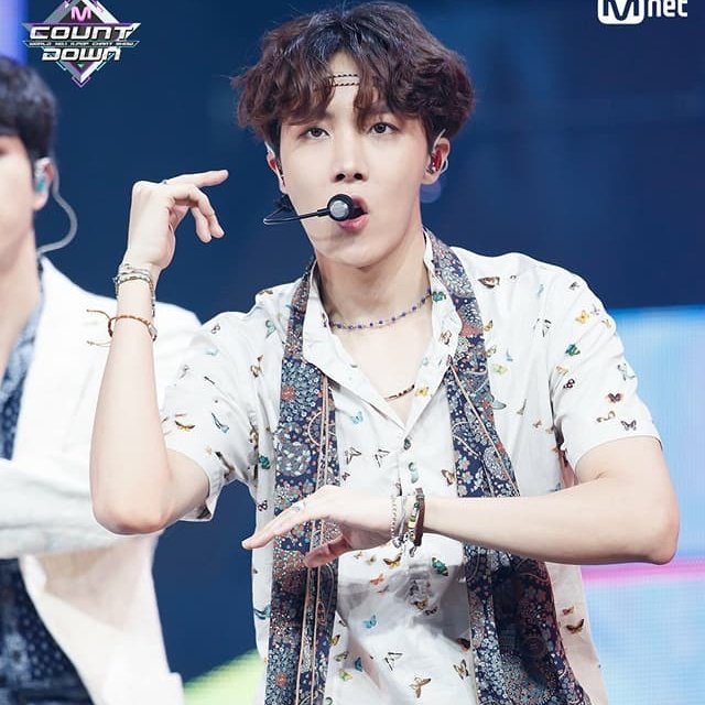 blvckswan99's tweet photo. The sun of the group❤ per me tu rappresenti un fratello maggiore. Ti voglio un mondo di bene❤ #정후석 #2018BTSFESTA #BestOfBTS #PleaseComeToItaly #NewProfilePic https://t.co/4U7lBSzSp7