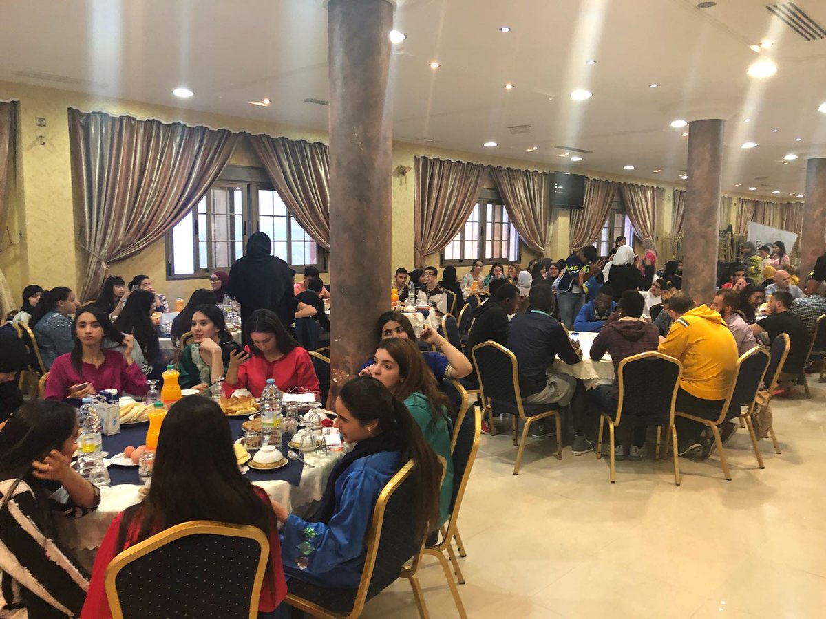 J_ENMARCHA's tweet photo. Después tuvimos el iftar que disfrutamos mucho también!! Rompimos el ayuno juntos, nos divertimos, entregamos el premio al joven del mes, y por último hicimos un concurso que fue de lo más divertido! 
Esperamos que os haya gustado tanto como a nosotros ! https://t.co/HI8fphPJMJ