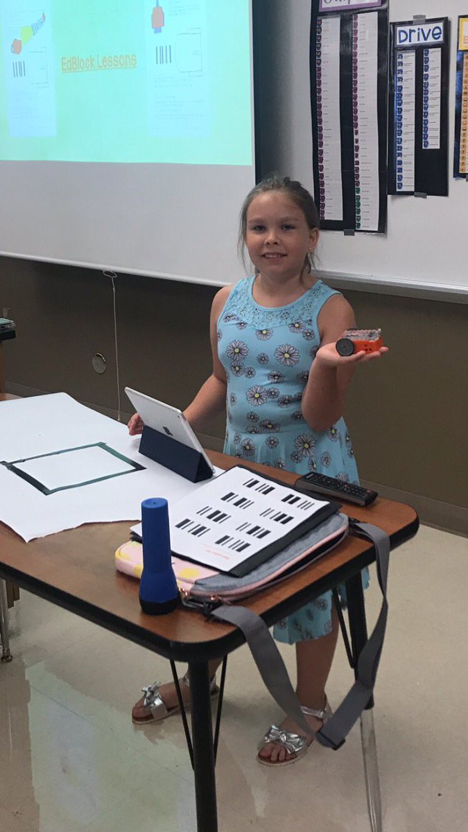 whitgiraffes's tweet photo. Whitcomb Giraffes leading the way at Setting the Trend: Librarians as Leaders showcasing Edison robots. #whitcombswhy #ccisdlearns #studentleaders https://t.co/nGBFJgIPJD