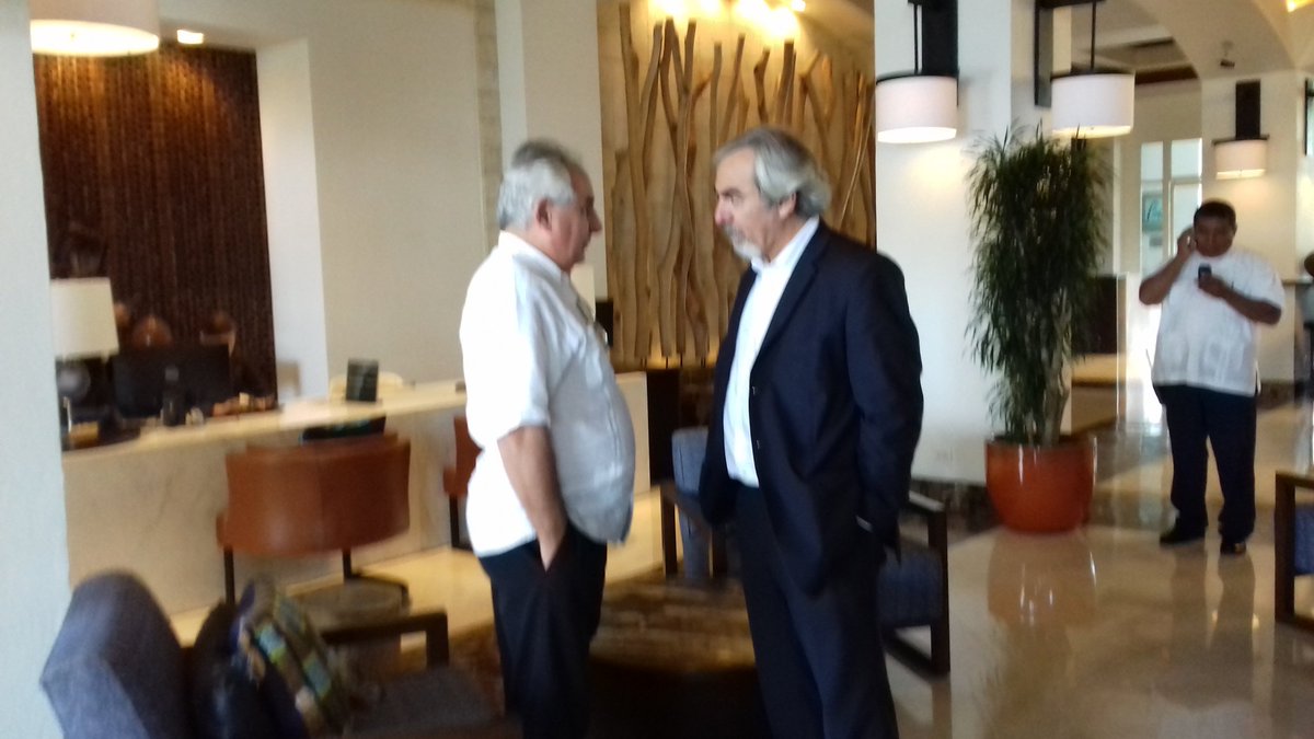 AlfredoSalinas6's tweet photo. Luís Rosadilla de la OEA, de camisa blanca en Hotel Inter Metrocentro, Managua. Supuestamente se ha reunido con diplomaticos de Europa. https://t.co/DQMp0Y98Kh