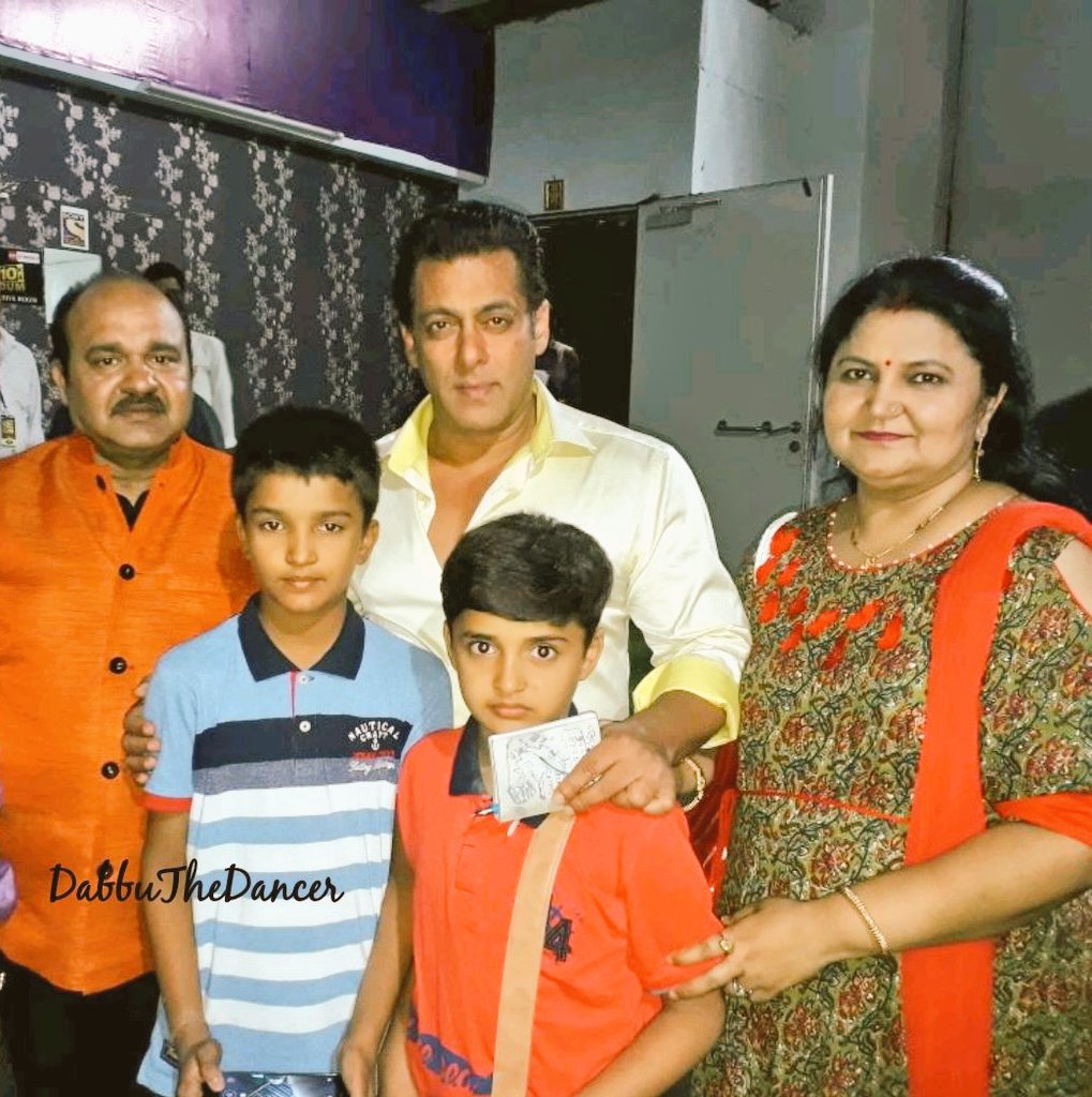 DabbutheDancer's tweet photo. Me &amp; My Family with @BeingSalmanKhan Bhai on sets of @duskadum2018 @SonyTV #DancingUncle #SalmanKhan #SanjeevShrivastava #SanjeevSrivastva #Aapkeaajanese #India #GovindaUncle #Bollywood https://t.co/Ep3pIus6cl