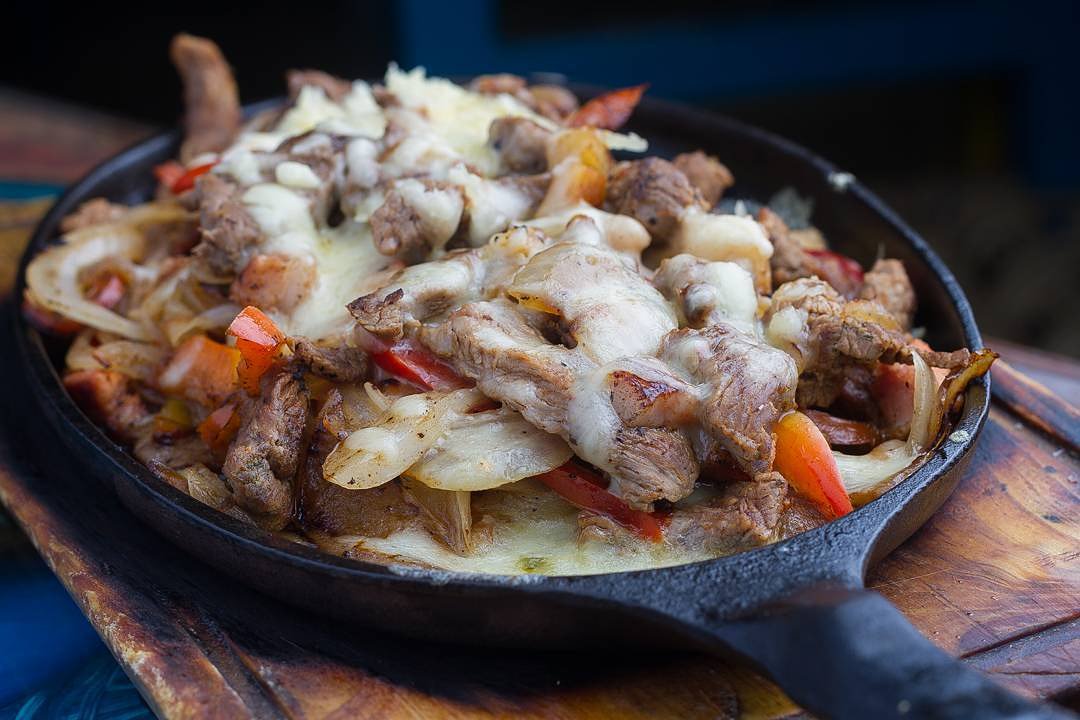 AgaveRest's tweet photo. 🤔¿Qué es lo primero que se te viene a la mente cuando escuchas que alguien dice #AgaveRest? 🌵 Nosotros pensamos en el exquisito #AlambreDeLomito. ♥️
_
#mexicanfoodlover #foddie #Gastronomíamexicana #yummy #valencia https://t.co/ohjHdZ7ere