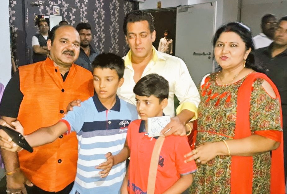 DabbutheDancer's tweet photo. Me &amp; My Family with @BeingSalmanKhan Bhai on sets of @duskadum2018 @SonyTV #DancingUncle #SalmanKhan #SanjeevShrivastava #SanjeevSrivastva #Aapkeaajanese #India #GovindaUncle #Bollywood https://t.co/Ep3pIus6cl