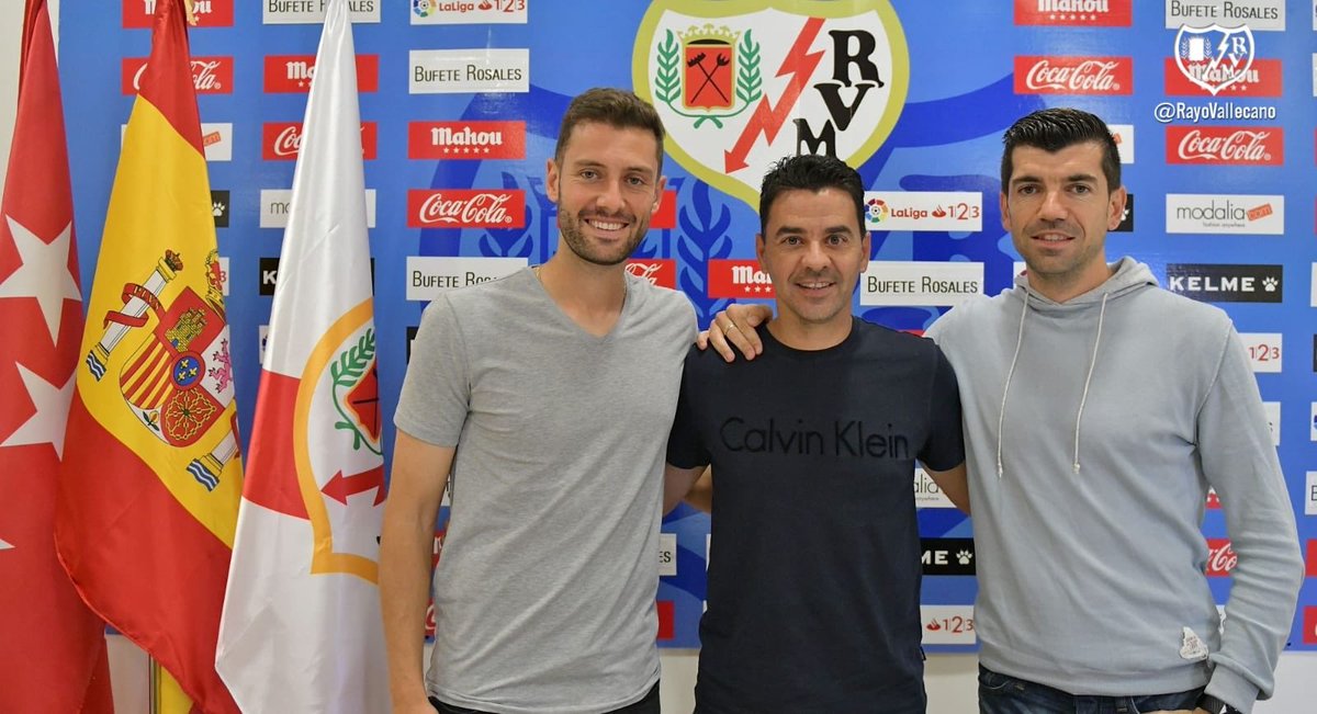 davidporcel4's tweet photo. Feliz y orgulloso de seguir representando a este club @RayoVallecano y a este barrio #Vallecas. Nos espera un bonito año en primera #RayoDePrimera #ValentíaCorajeYNobleza ⚡️⚪️🔴⚪️⚡️ https://t.co/9gBHFPI2gC