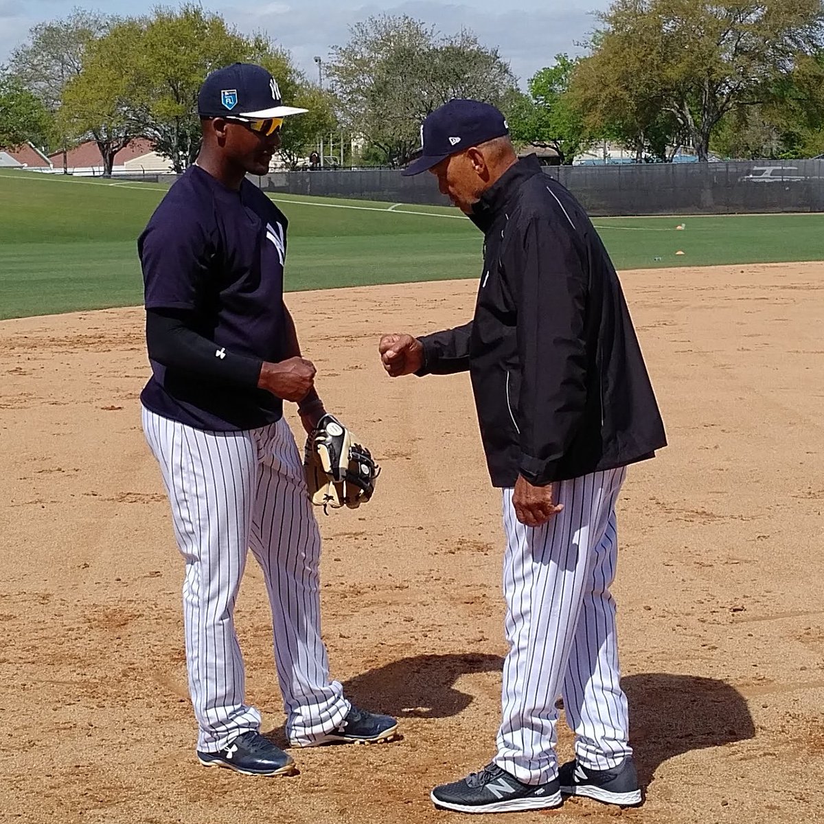 NancyNewmanYES's tweet photo. #tbt @MAndujarPapa "Is the real deal and more" @mroctober told me #springtraining2018 "I hope he plays well enough to stick with the Big Team because he's ready, he's a star" #MrOctober knows things 😎 #Yankees How about these two #fistbump 👊!! https://t.co/jTKm8RBtLv
